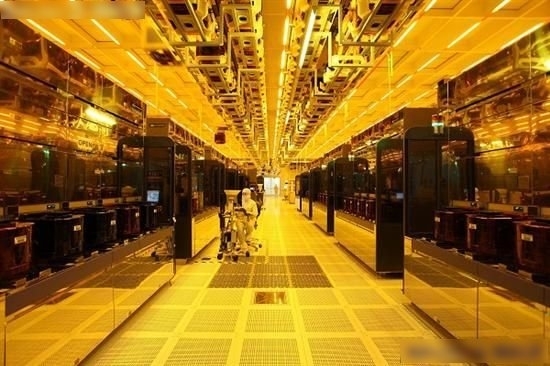 揭秘Intel CPU制造工廠 潔凈室里的無(wú)聲戰(zhàn)爭(zhēng)與神經(jīng)質(zhì)機(jī)器——論晶圓廠的前沿對(duì)抗藝術(shù)
